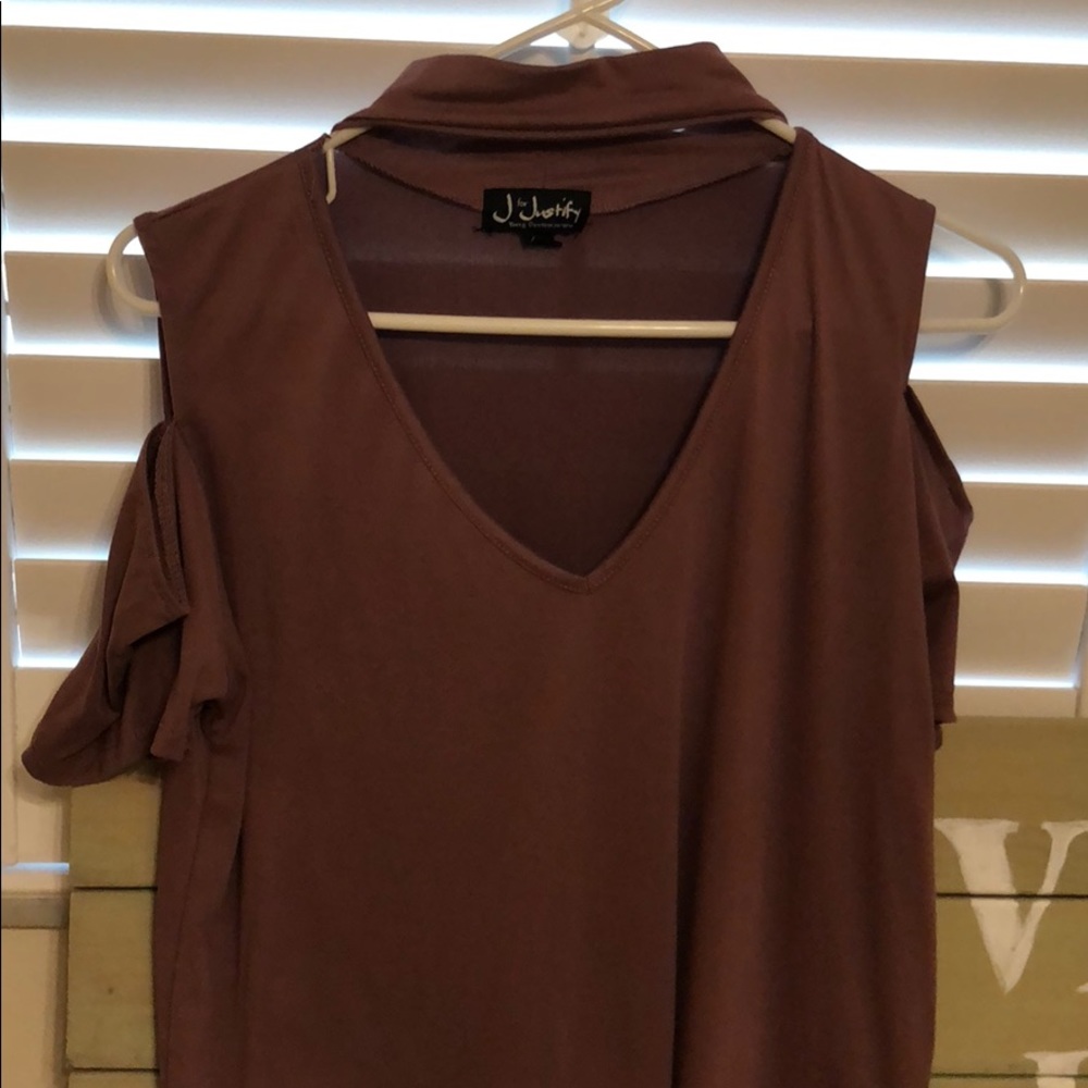 Shirt with choker and cutoff shoulder